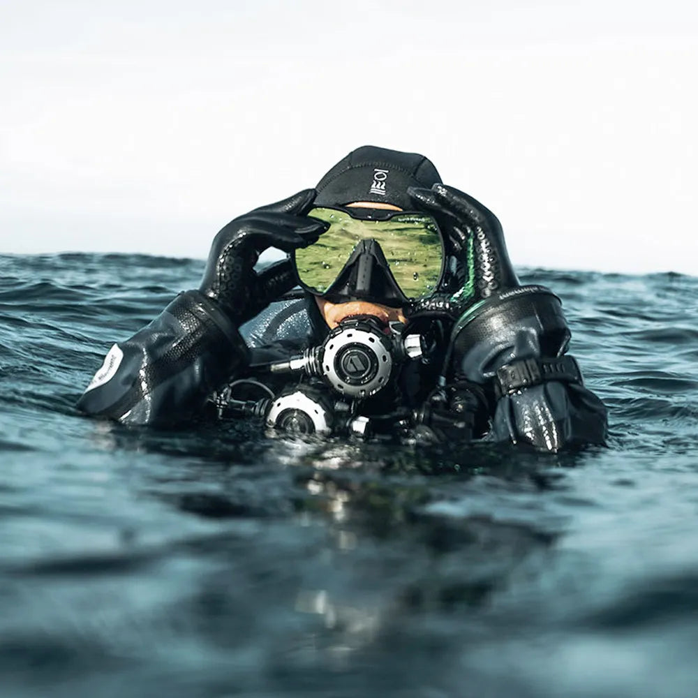 Diver in water wearing a Fourth Element Contrast Seeker Mask