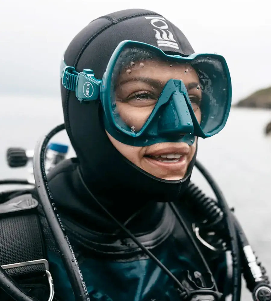 Diver wearing a Fourth Element Seeker mask