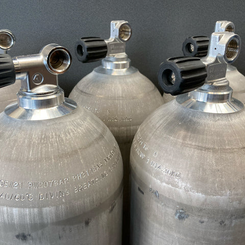 Single and stage cylinders for diving