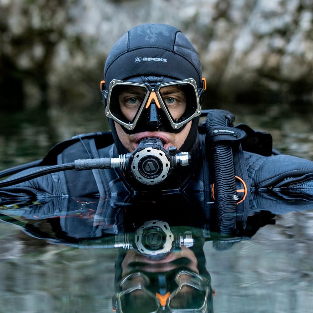 Diver using Apeks VX2 Mask