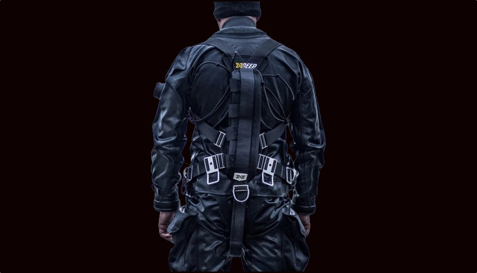 Sidemount dive gear on diver