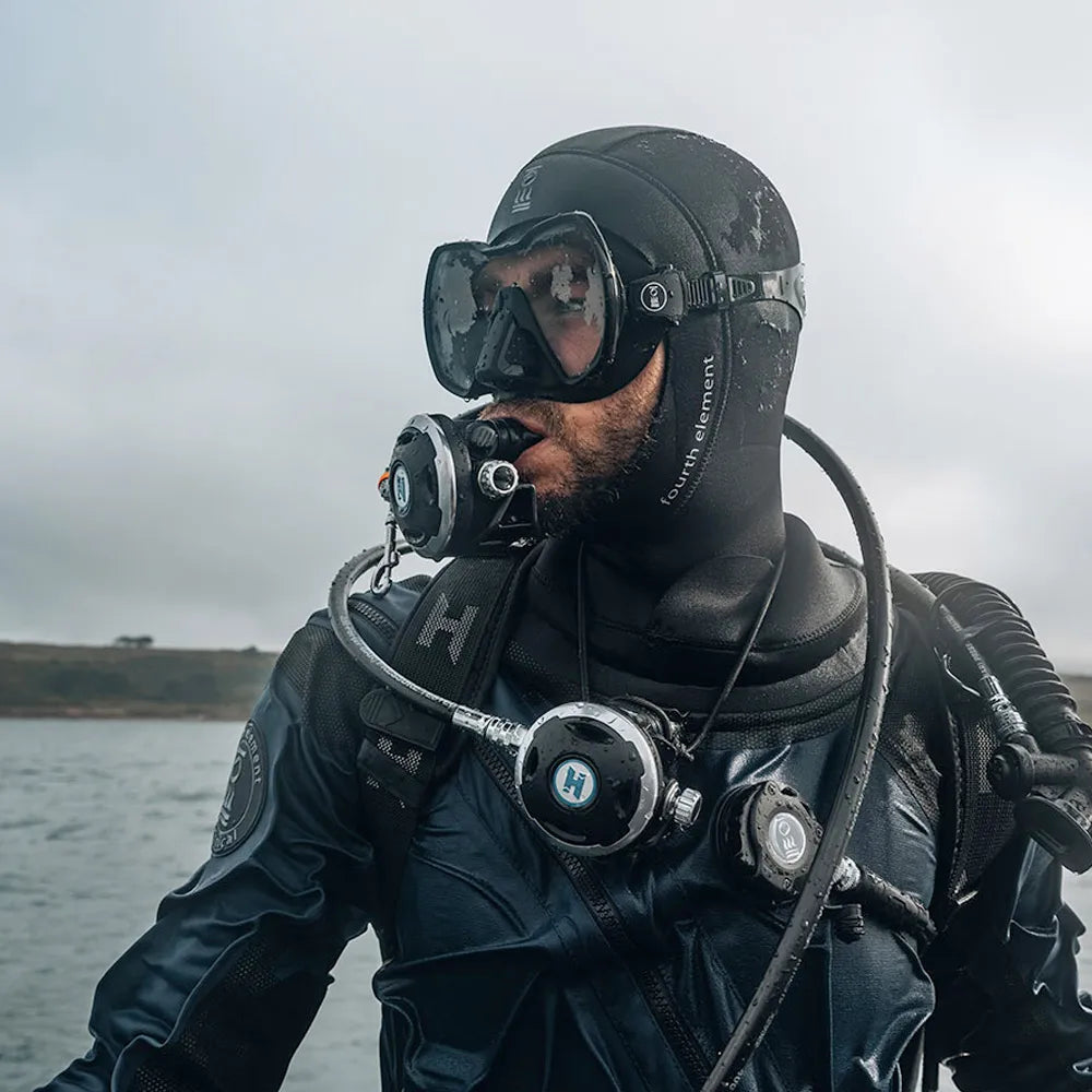 Person in full diving gear with Seeker ask.