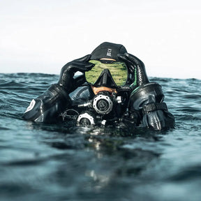 Diver in water wearing a Fourth Element Contrast Seeker Mask