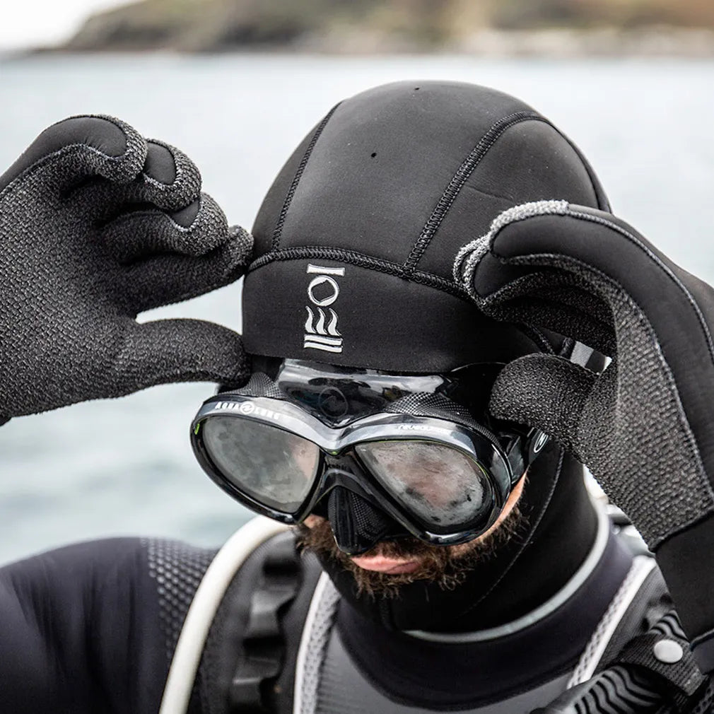 Diver wearing Fourth Element Kevlar Hydrolock Gloves