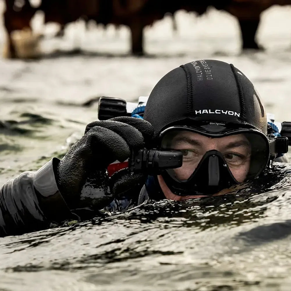 Diver using Halcyon HUD on diving mask