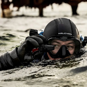 Diver using Halcyon HUD on diving mask