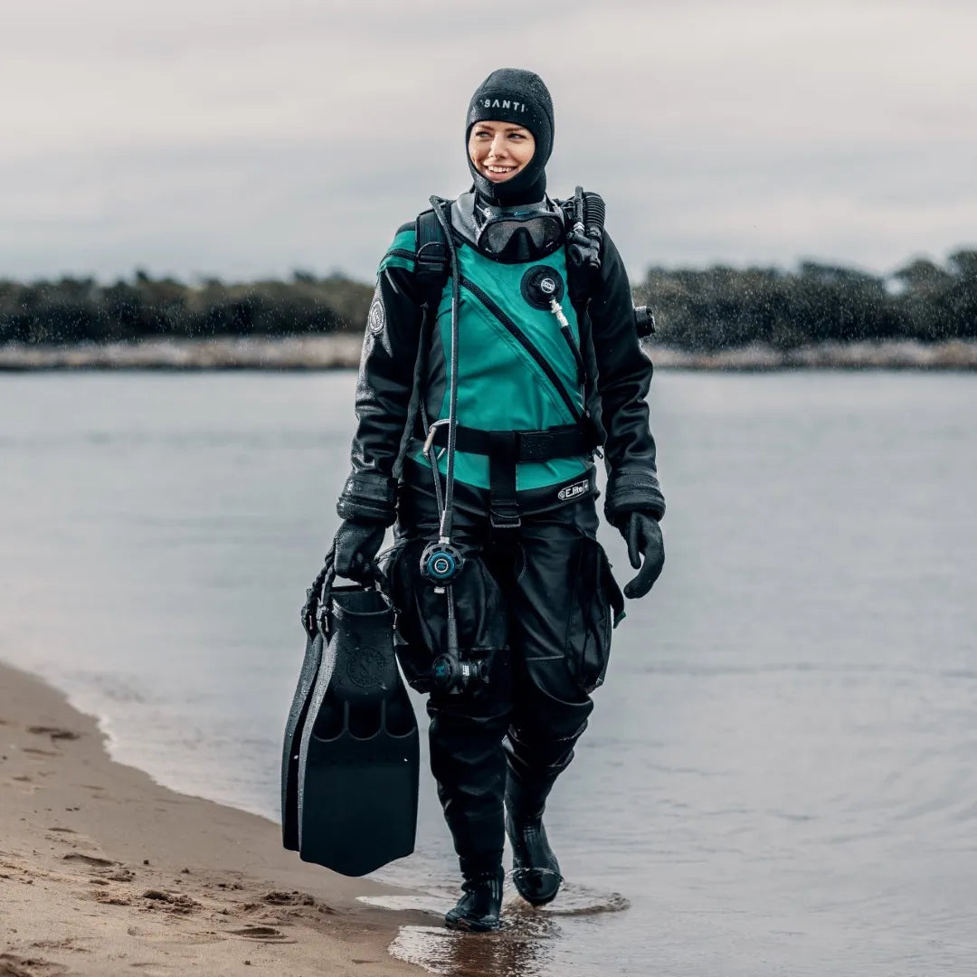 Female diver wearing Santi E.Lite+ Drysuit