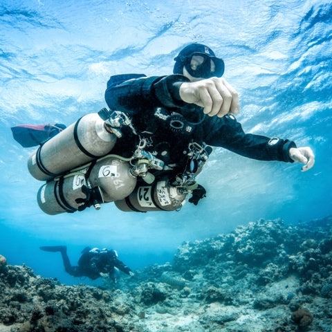 Sidemount diving cylinders