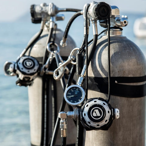 Sidemount diving cylinder valves